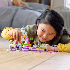 LEGO Friends Baking Competition: rotating cake stands enable playful cake displays.