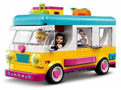 LEGO Friends lakeside picnic and jetty scene supports immersive countryside storytelling.