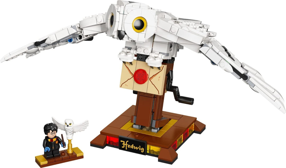 LEGO Hedwig detachable minifigure adds interactive display options.