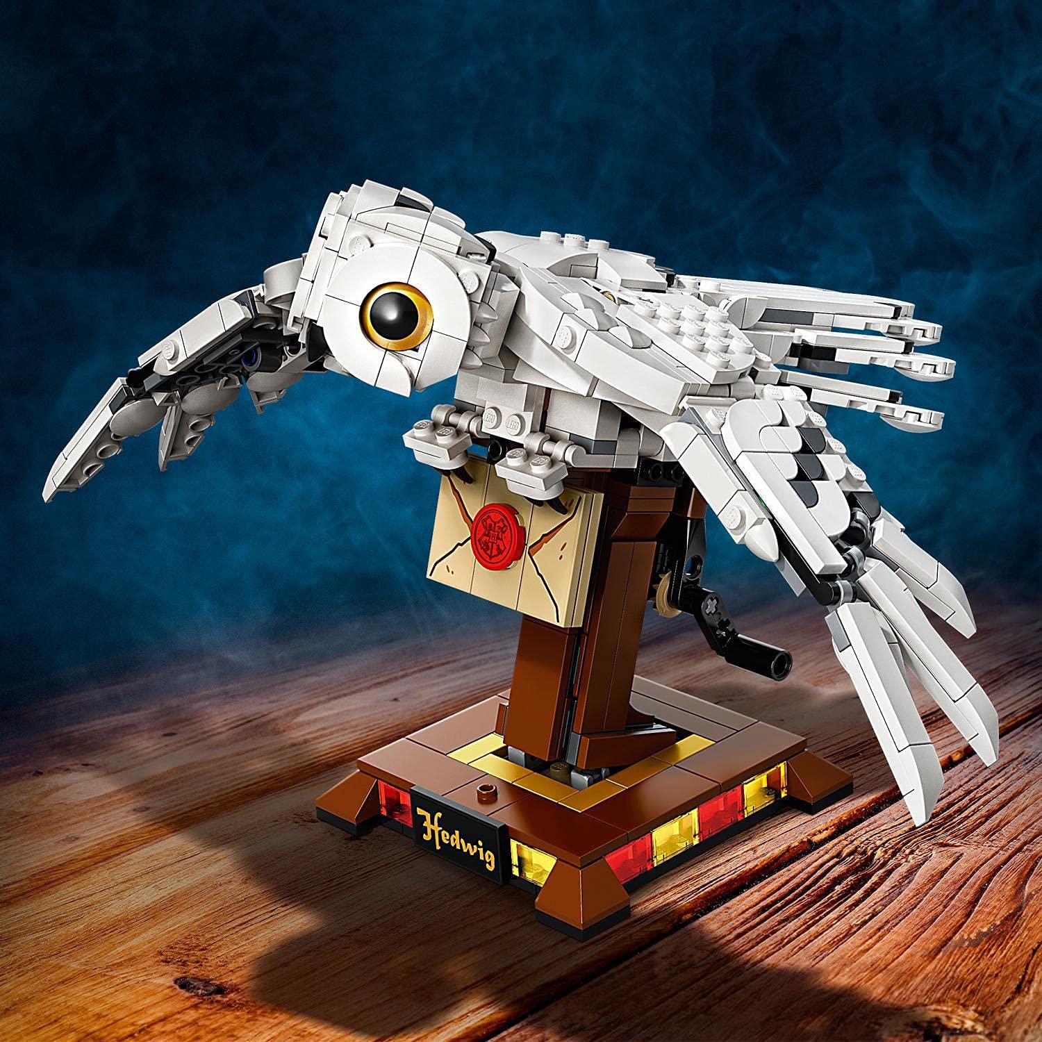 LEGO Hedwig flight display highlights a 34 cm wingspan for dramatic shelf presence.