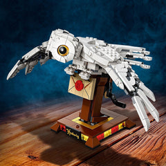LEGO Hedwig flight display highlights a 34 cm wingspan for dramatic shelf presence.