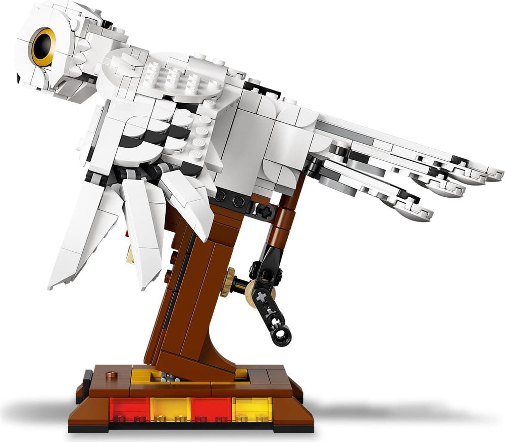 LEGO Hedwig mechanism back turn demonstrates hands-on movement without batteries.