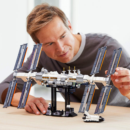 LEGO Ideas ISS 21321 Canadarm2 joint features poseable display options.