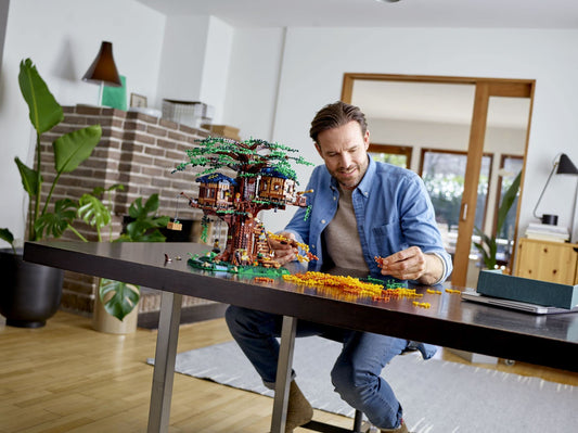 LEGO Ideas Tree House 21318 interior master bedroom detail supports imaginative play