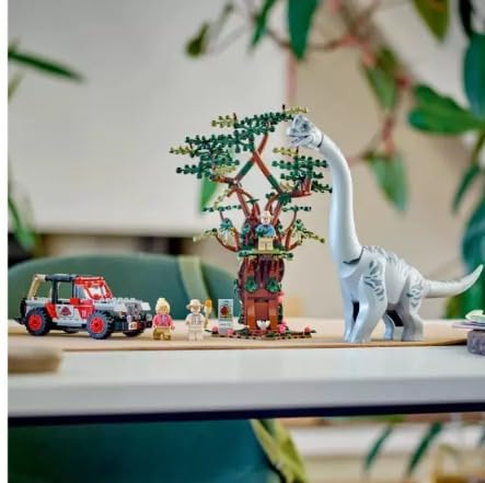 LEGO Jurassic World brick-built Jeep Wrangler provides authentic scene detail for Jurassic Park moments.