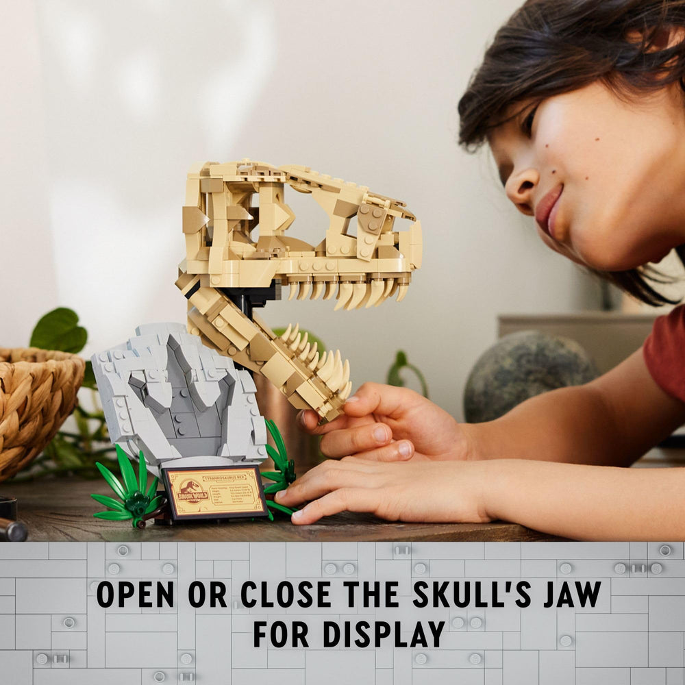 LEGO Jurassic World skull with movable jaws for flexible posing