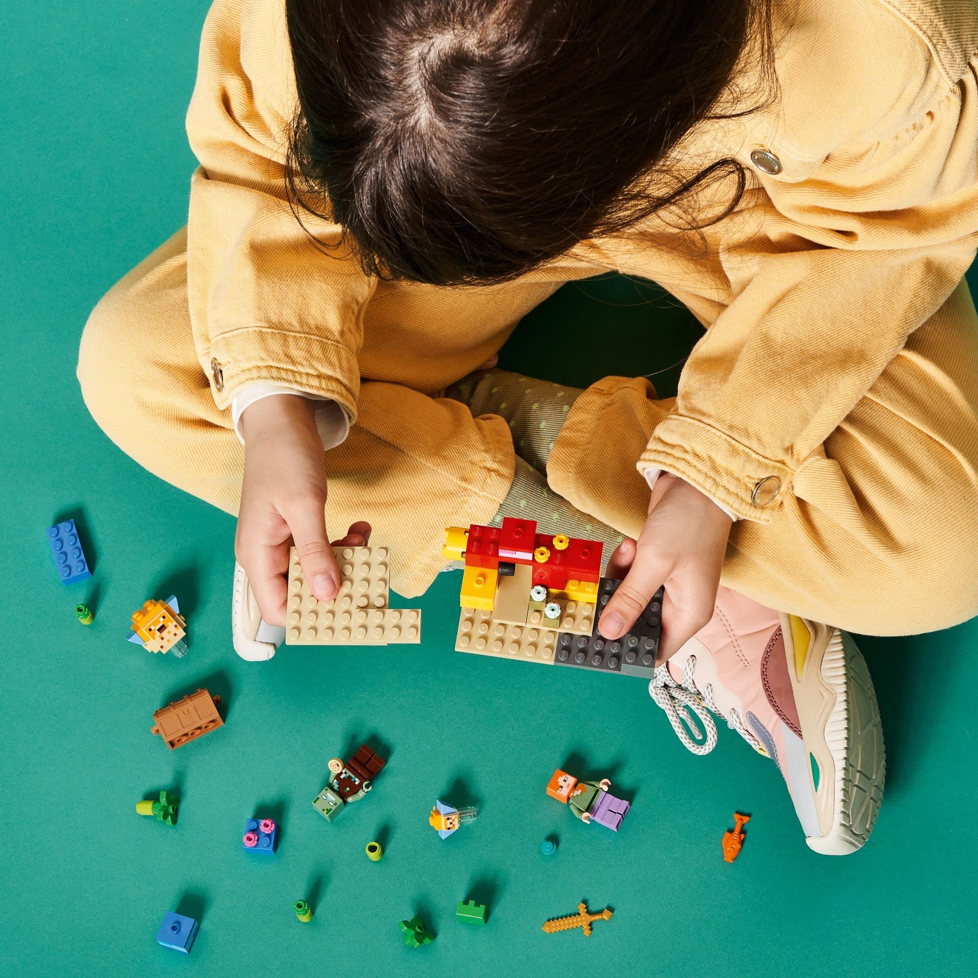 LEGO Minecraft Coral Reef: normal puffer fish complements reef life.