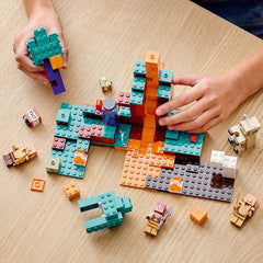 LEGO Minecraft Hoglin model with movable head adds dynamic action.