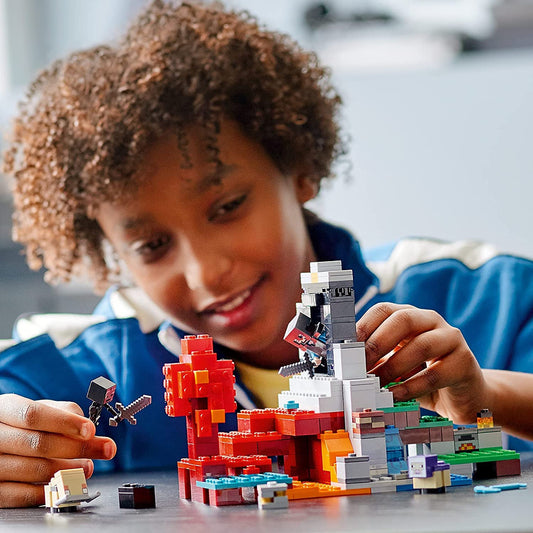 LEGO Minecraft 21172 Steve figure enables action-packed role play.