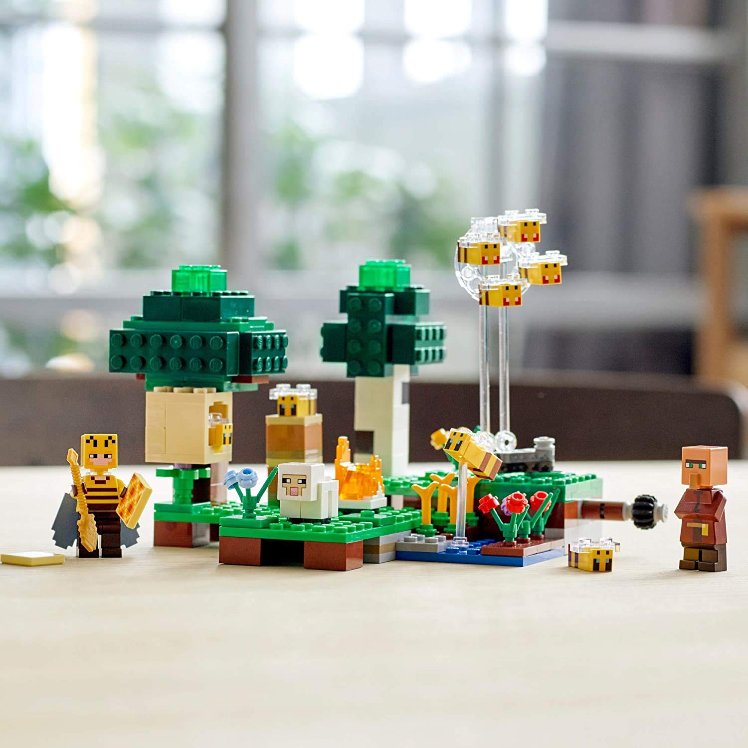 LEGO Minecraft The Bee Farm: rotating flying feature enhances action moments.