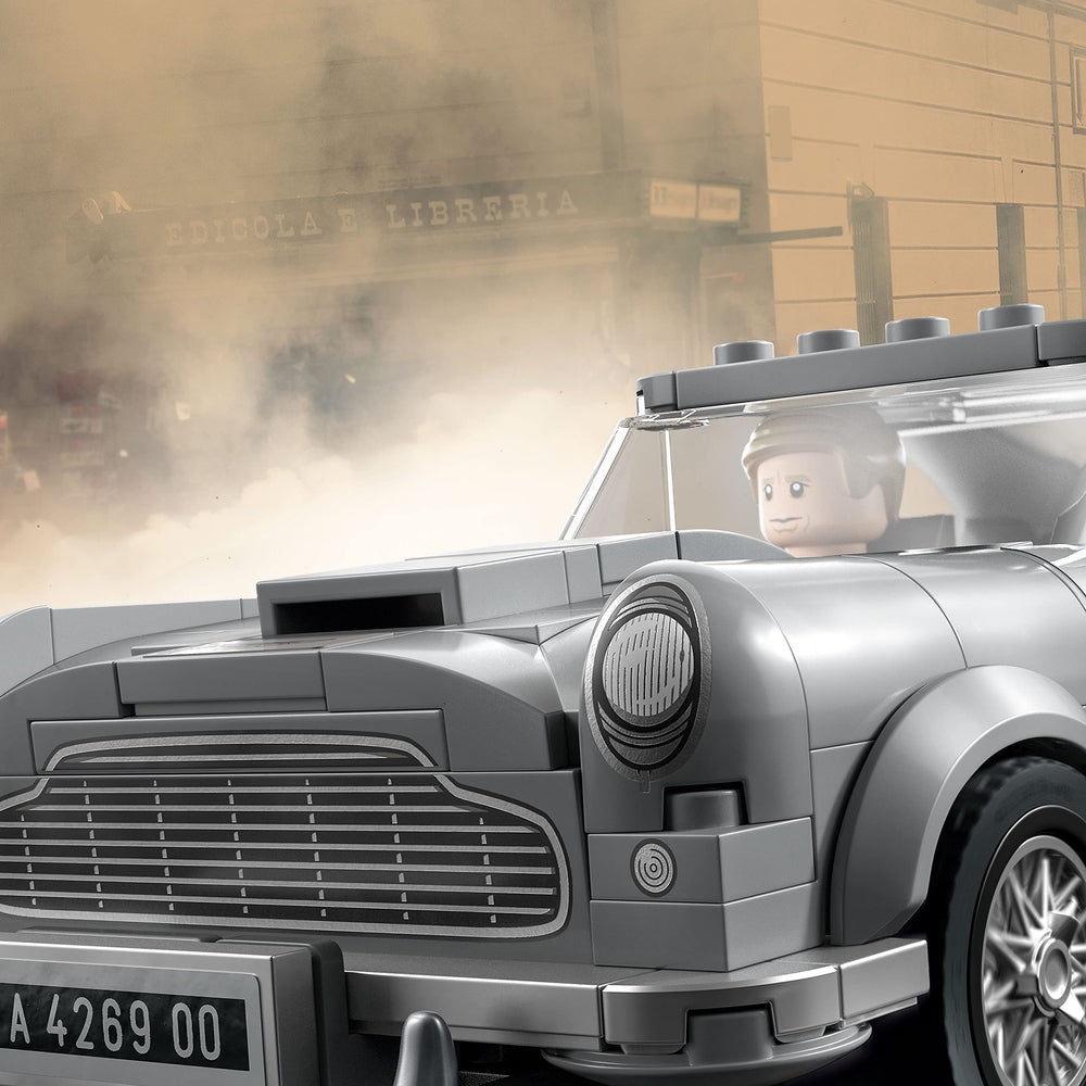 LEGO Speed Champions 007 Aston Martin DB5 James Bond minifigure ready for action.