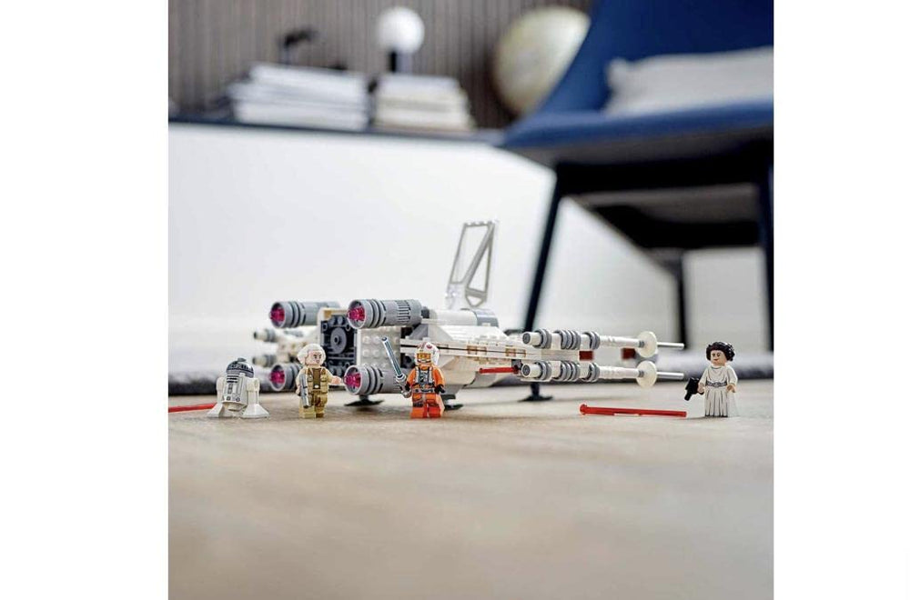 LEGO Star Wars Luke Skywalker X-Wing wings switch to attack position for action