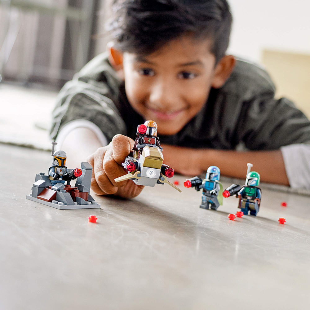 LEGO Star Wars Mandalorian speeder bike ready for fast missions.