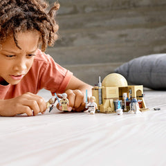 Opened hut reveals minifigures ready for storytelling in Star Wars adventures.