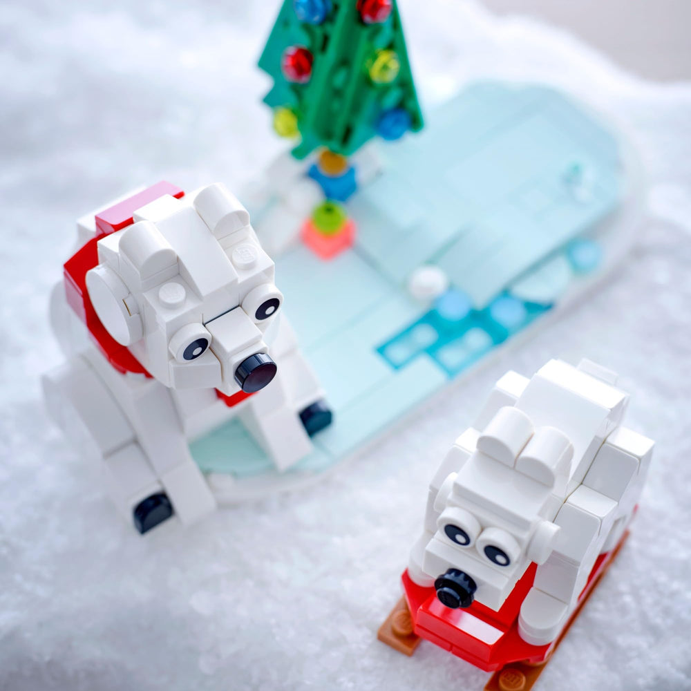 LEGO Wintertime Polar Bears 40571: two polar bears figures support storytelling and decorative display.