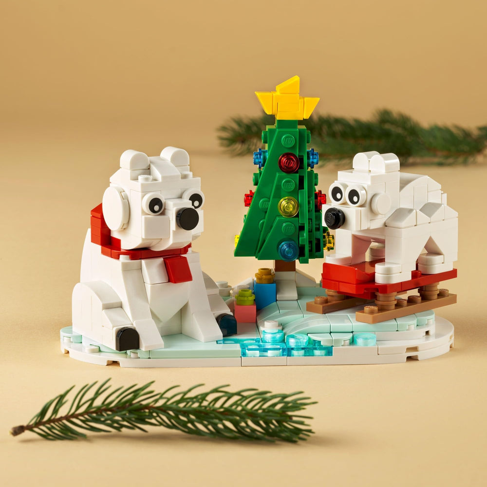 LEGO Wintertime Polar Bears 40571: rotating base adds dynamic play and visual interest.