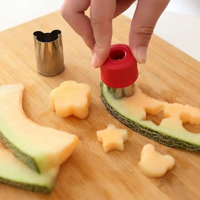 Leking kids gloves protect hands during pretend cooking sessions