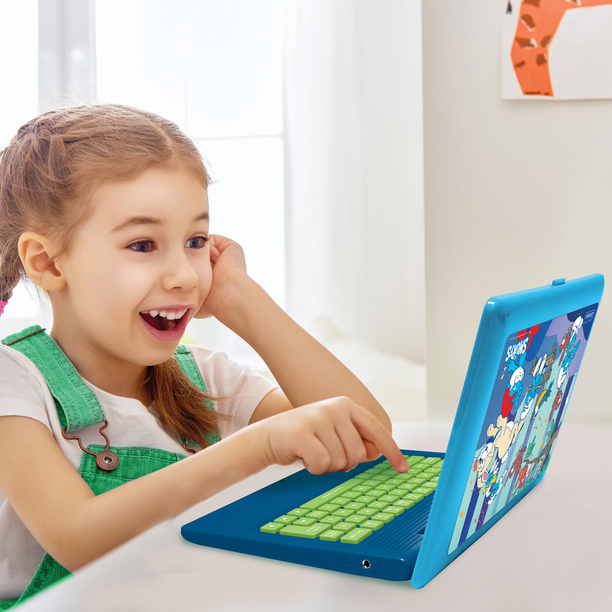 Lexibook The Smurfs screen view helps visual learners with bilingual activities.