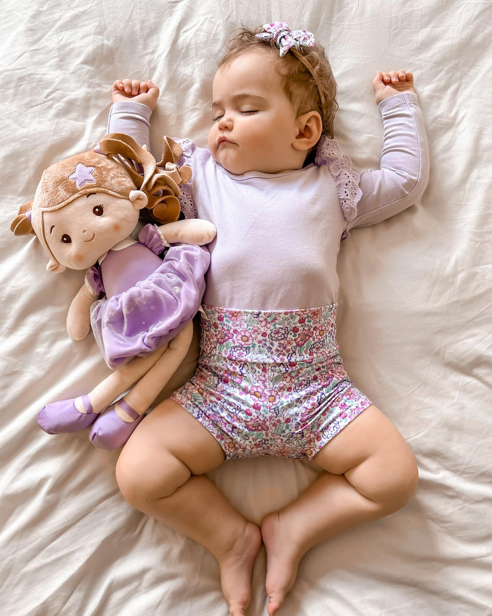 LeyaDoll Starlet Purple 16-inch hands showcase gentle grip for stories.