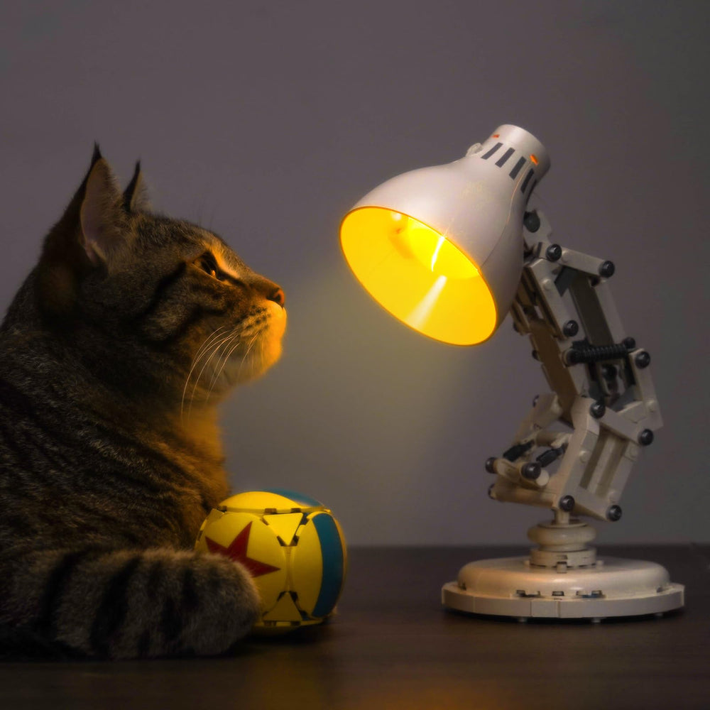 LocoLee USB power cable image highlights bright, consistent LEGO lamp lighting.