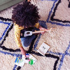 Loog Mini neck and fretboard close-up shows comfortable shape.