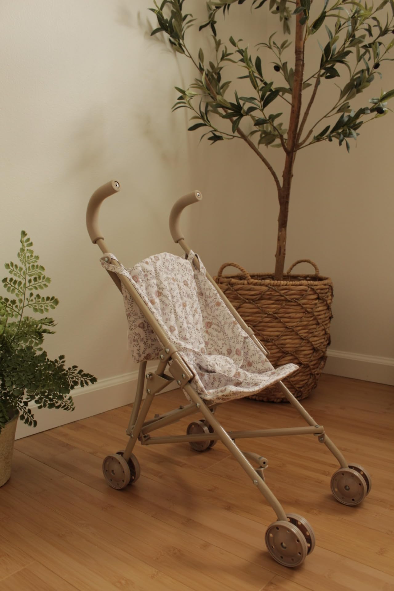 Lyla & Sage five-point harness provides secure, confident playtime.