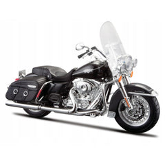 Maisto Harley-Davidson Road King Classic 2013 1:12 die-cast finish highlights precise detailing for collectors.