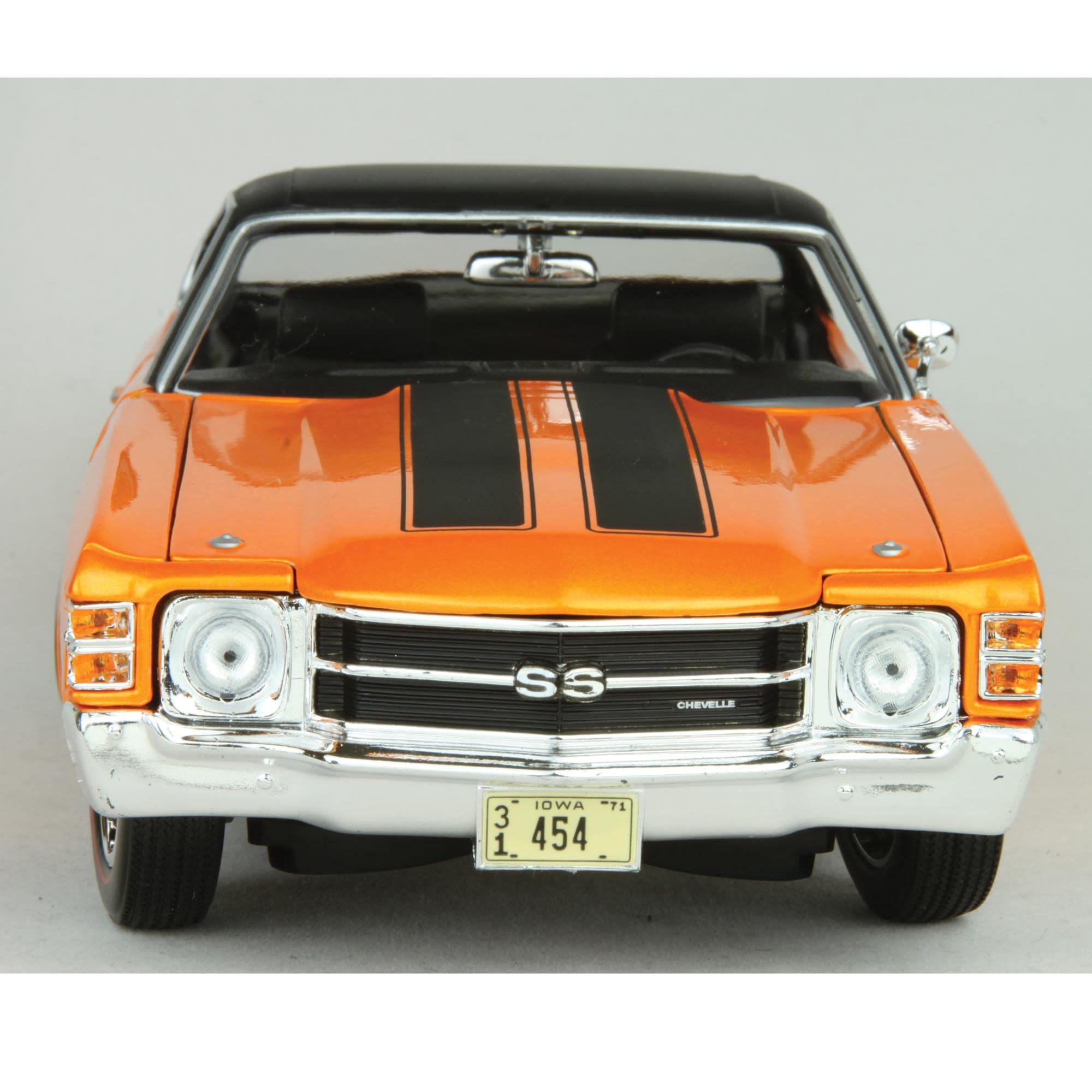 Maisto Chevelle engine bay reveals miniature power under the hood.
