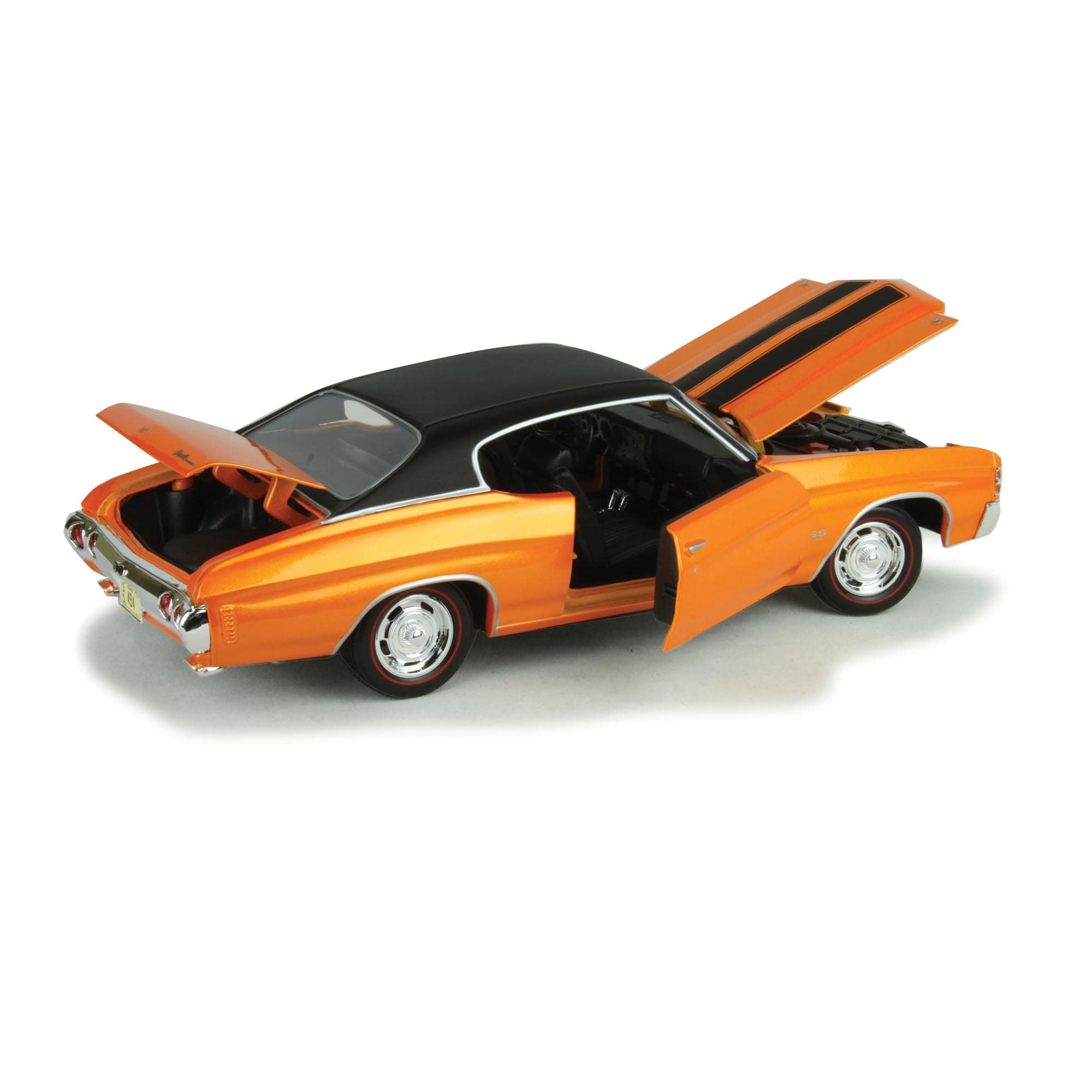 Maisto Chevelle interior details highlight dashboard and seats for realistic display.