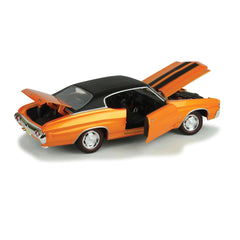 Maisto Chevelle interior details highlight dashboard and seats for realistic display.