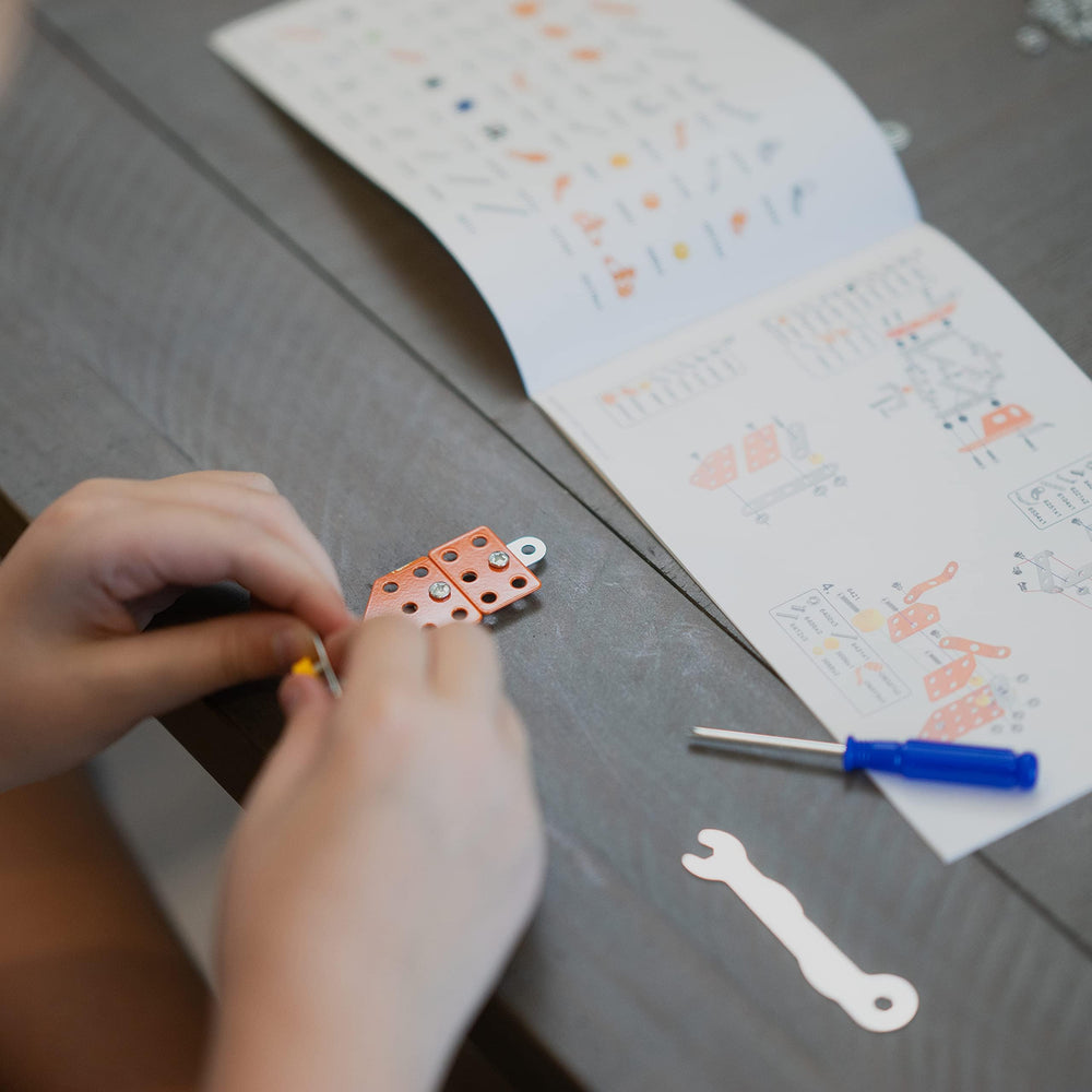 MALUVRIAN Erector Set two-model build showcases robot and excavator options