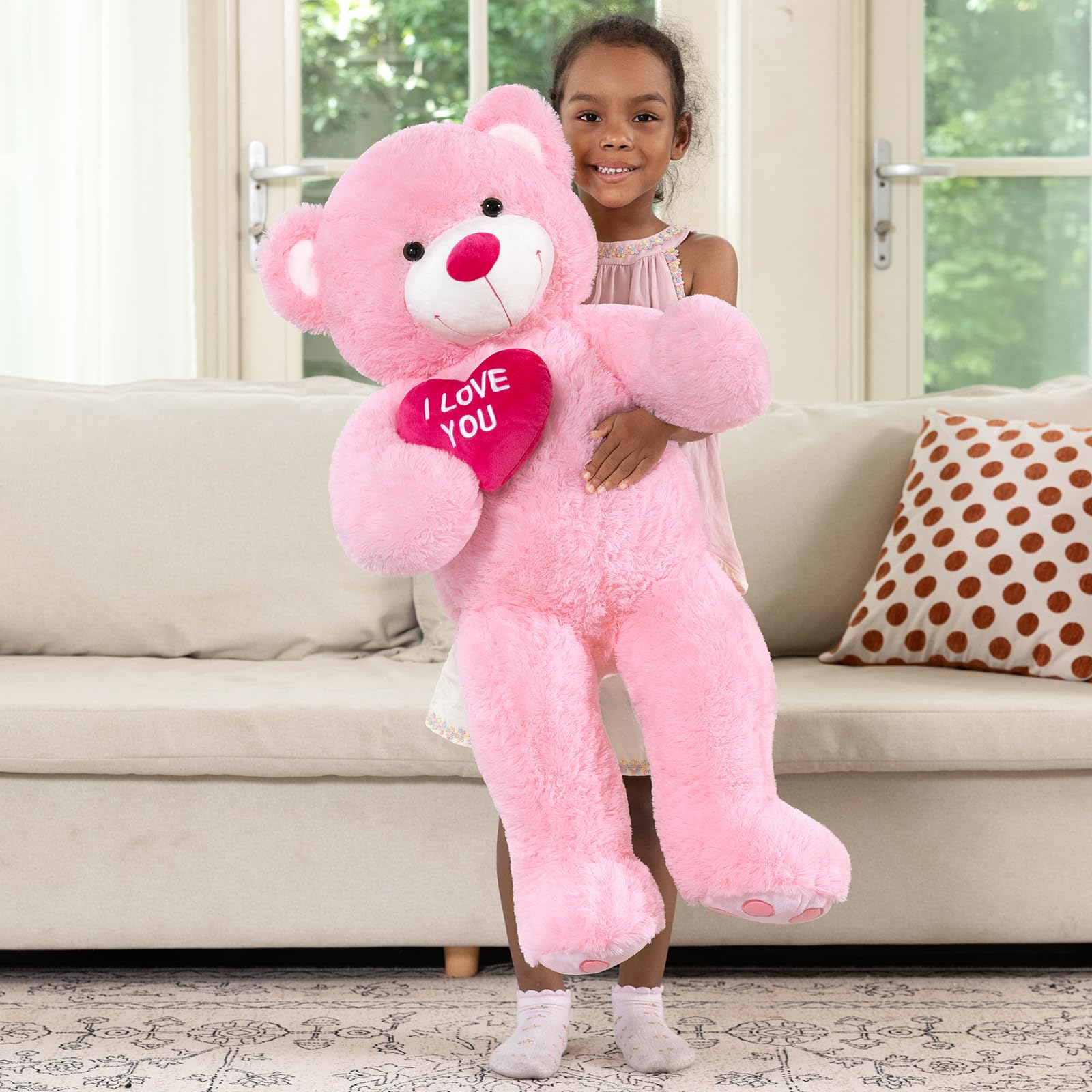 MaoGoLan big teddy bear heart-chest detail, ideal Valentine’s Day expression of affection.