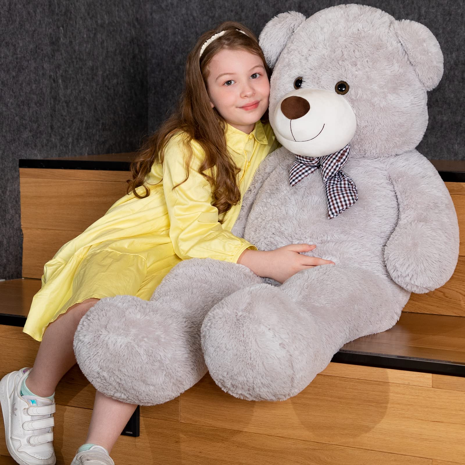 MaoGoLan birthday surprise teddy bear creates a memorable gift.