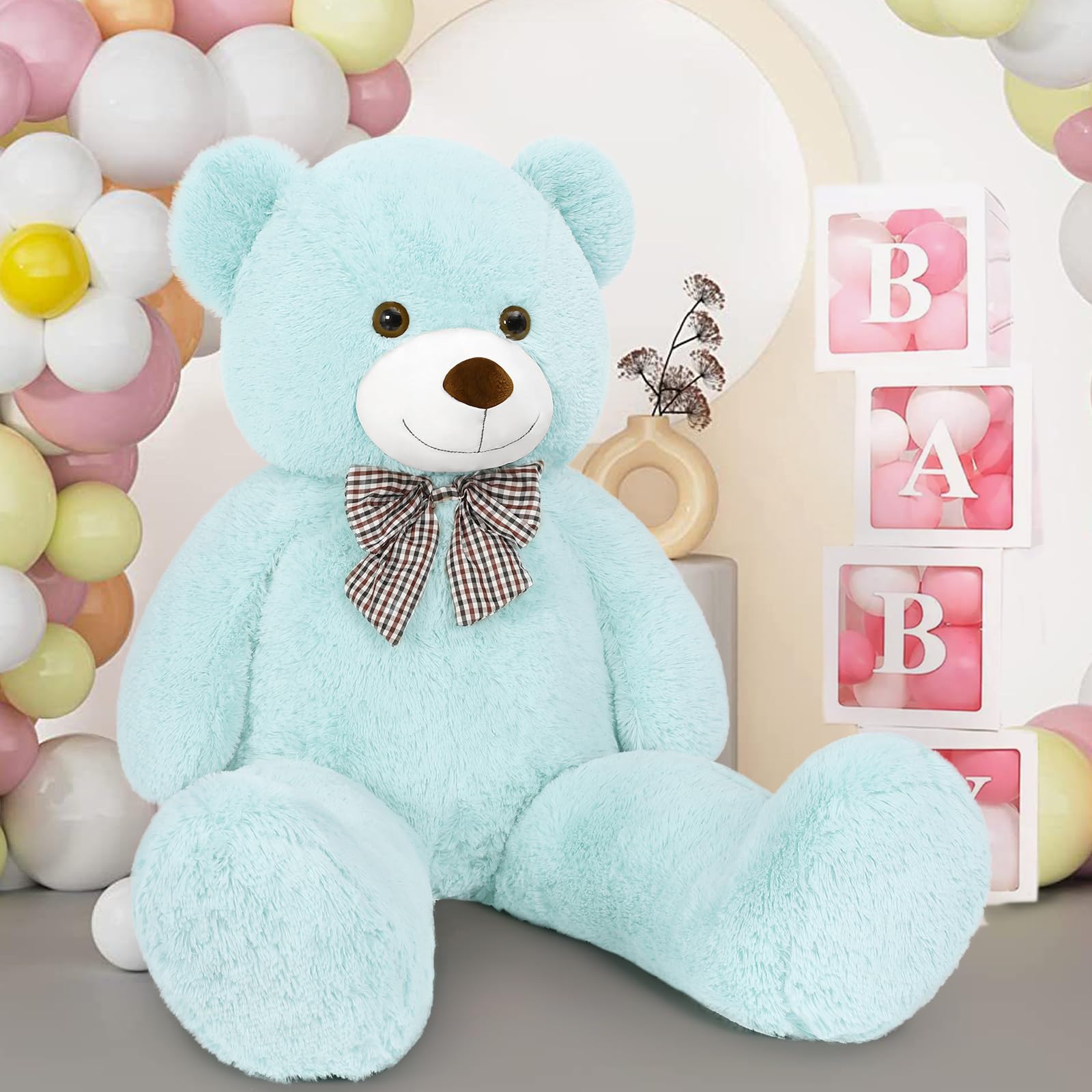 Maogolan child hugs the bear, demonstrating warm companionship.