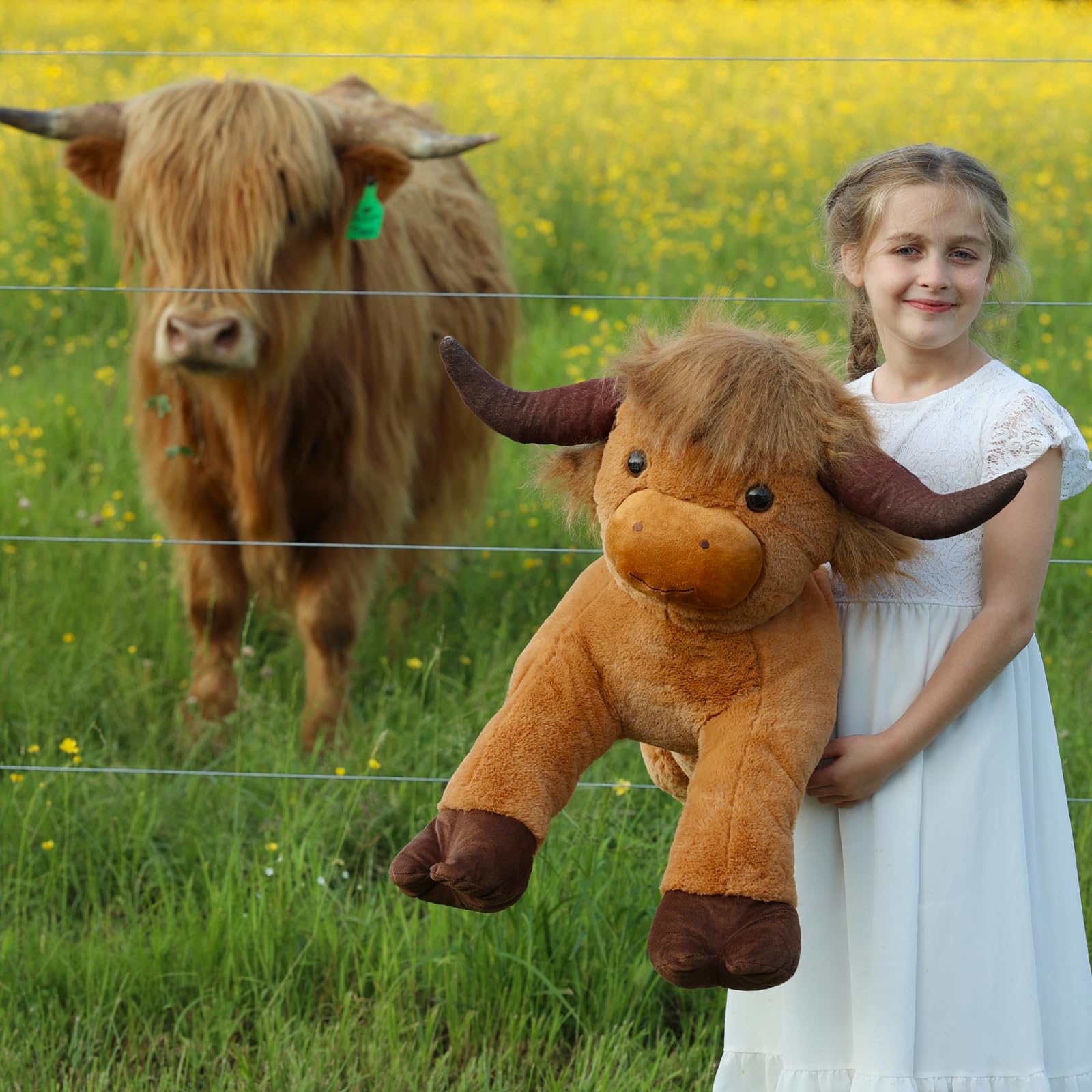 MaoGoLan Highland Cow 41inch smile detail, friendly expression for comforting play.