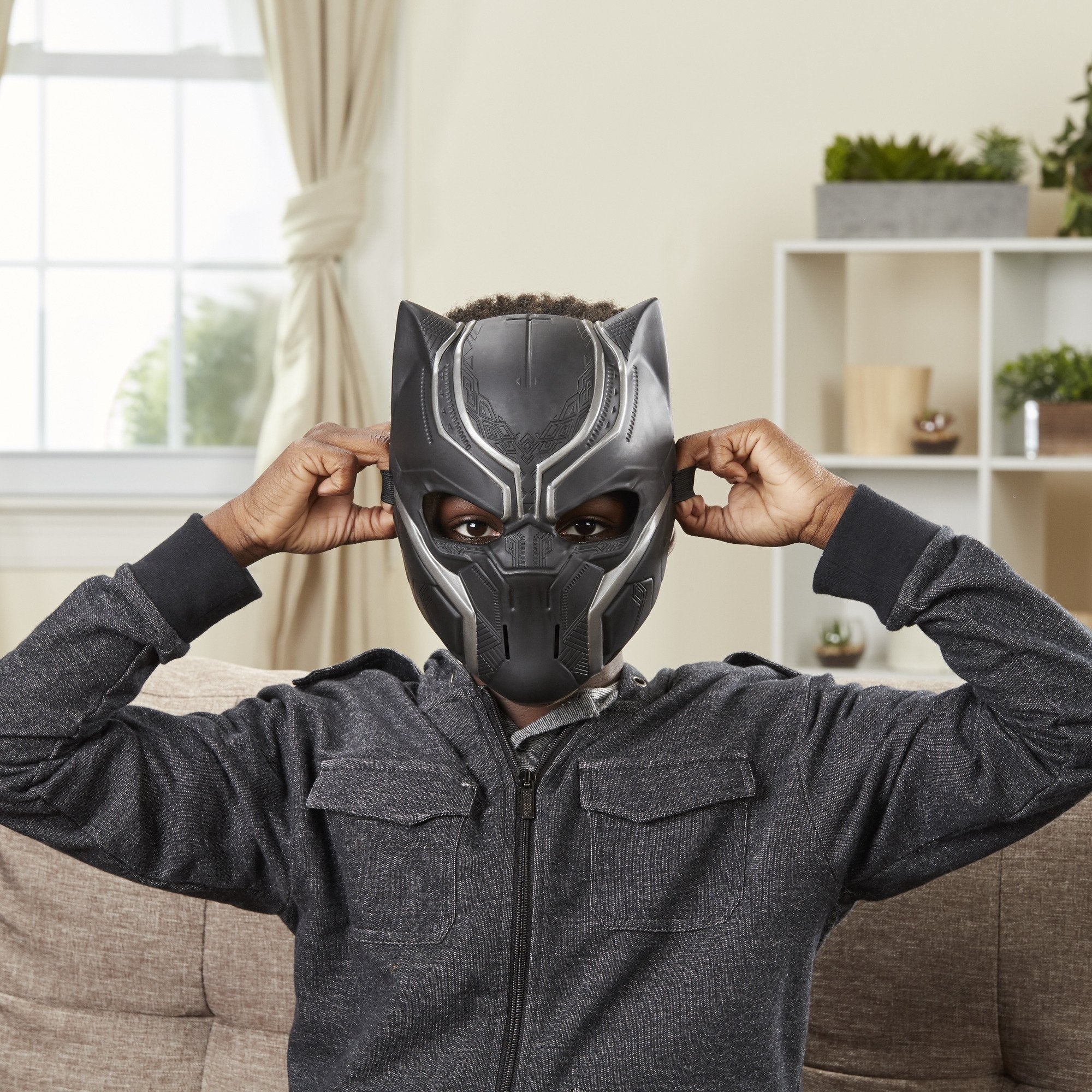Marvel Black Panther Basic Mask lightweight design for comfortable play.