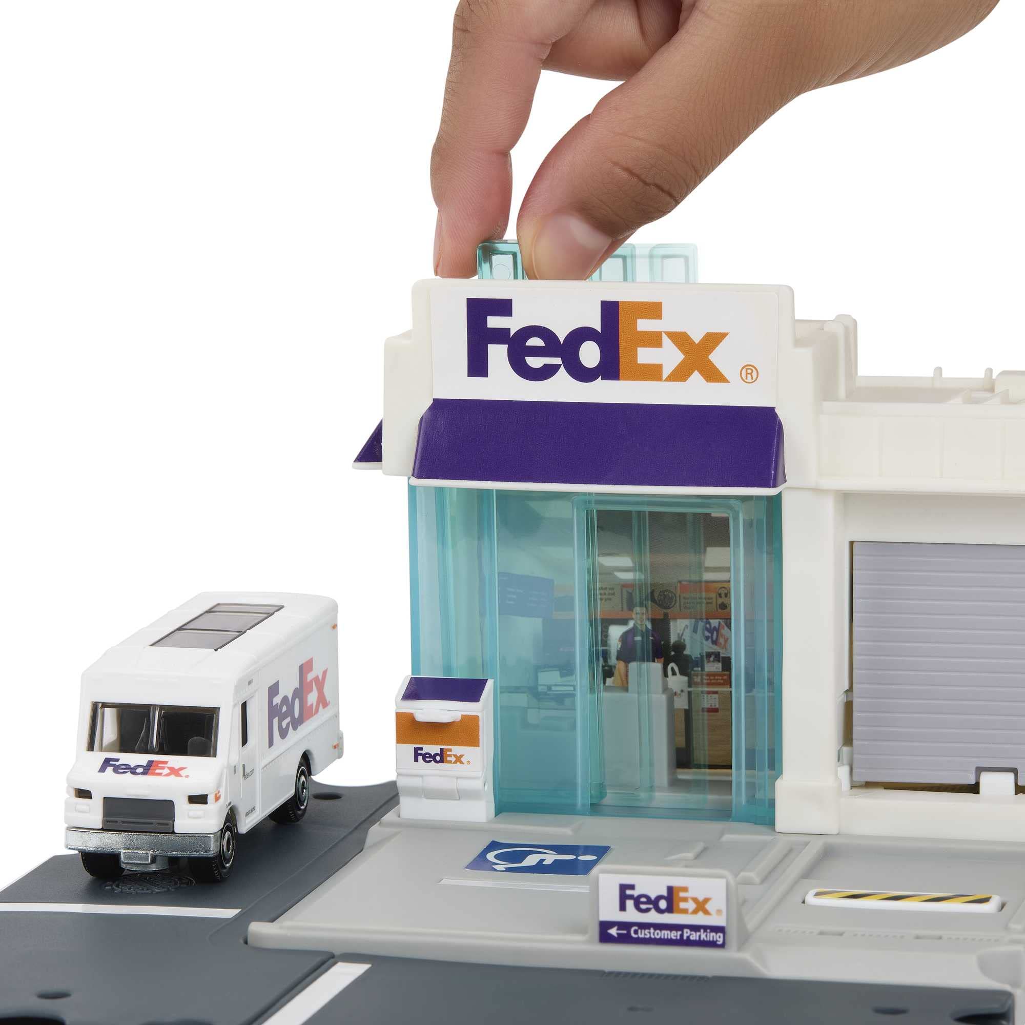 Matchbox Action Drivers FedEx Package Center delivery truck supports dynamic pretend deliveries