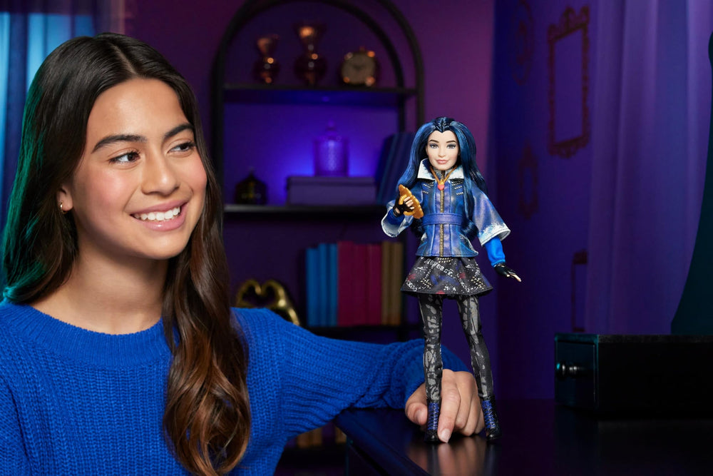 Mattel Descendants Evie removable outfit, easy dress-up play and imaginative storytelling.