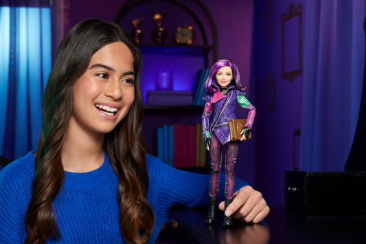 Mattel Descendants Mal removable outfit enables quick fashion changes for play and display.