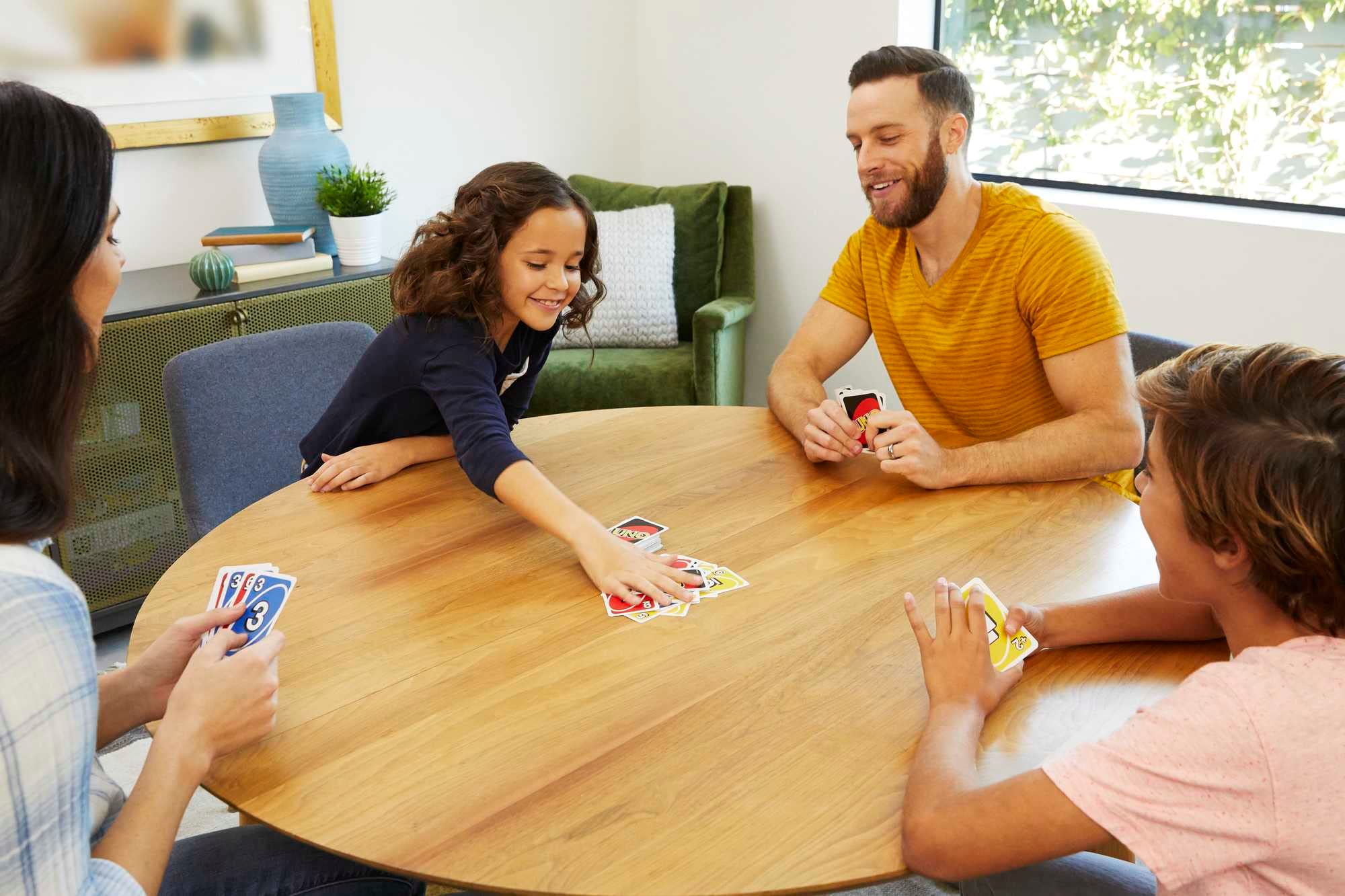 Mattel Games DOS two-piles setup for dynamic family play.