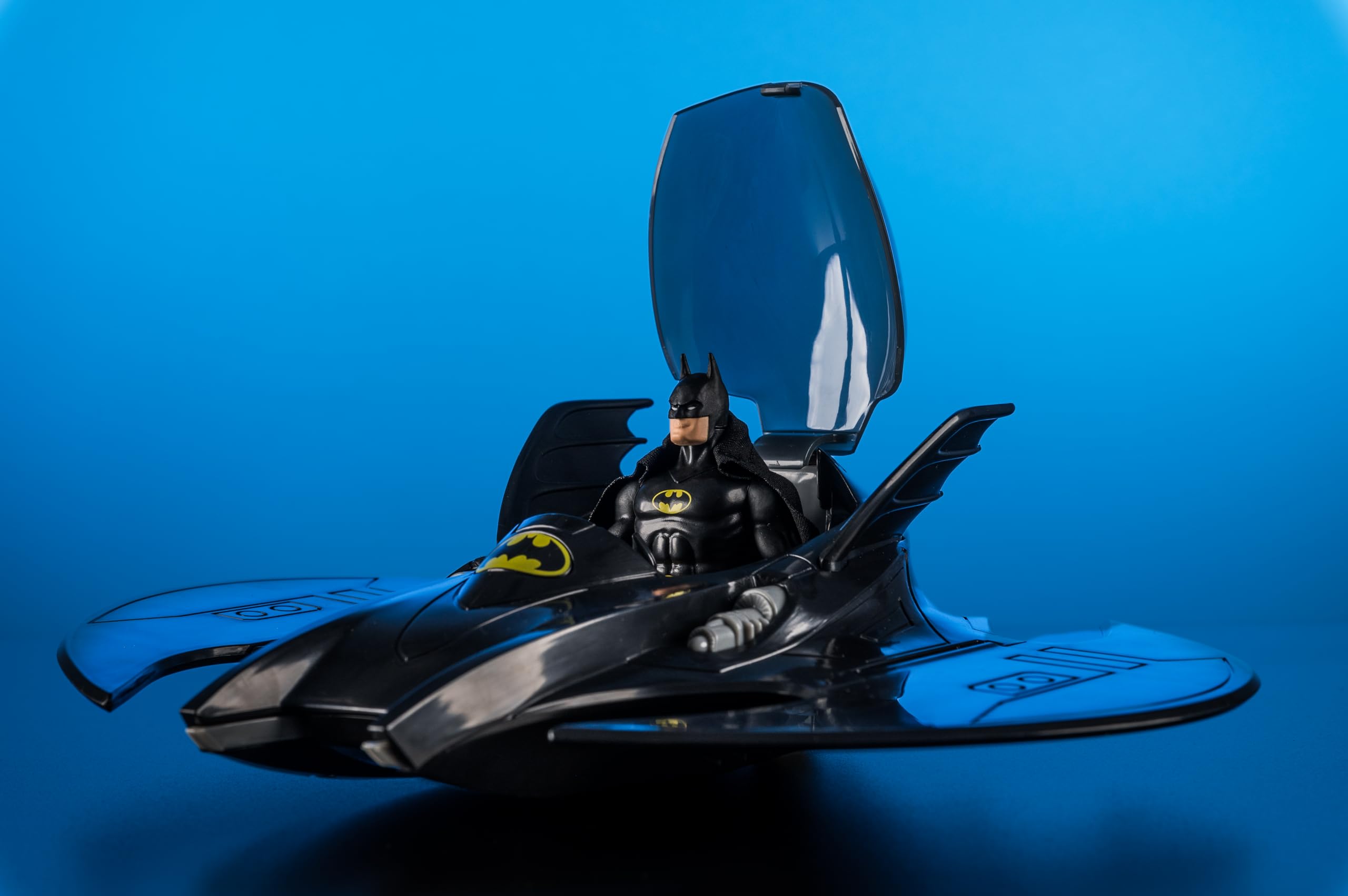 McFarlane Toys DC Super Powers Batwing foldable wings for dramatic posing.