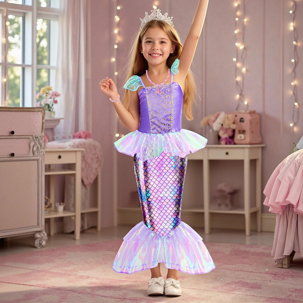 Meland princess cape that sways with movement during pretend play.