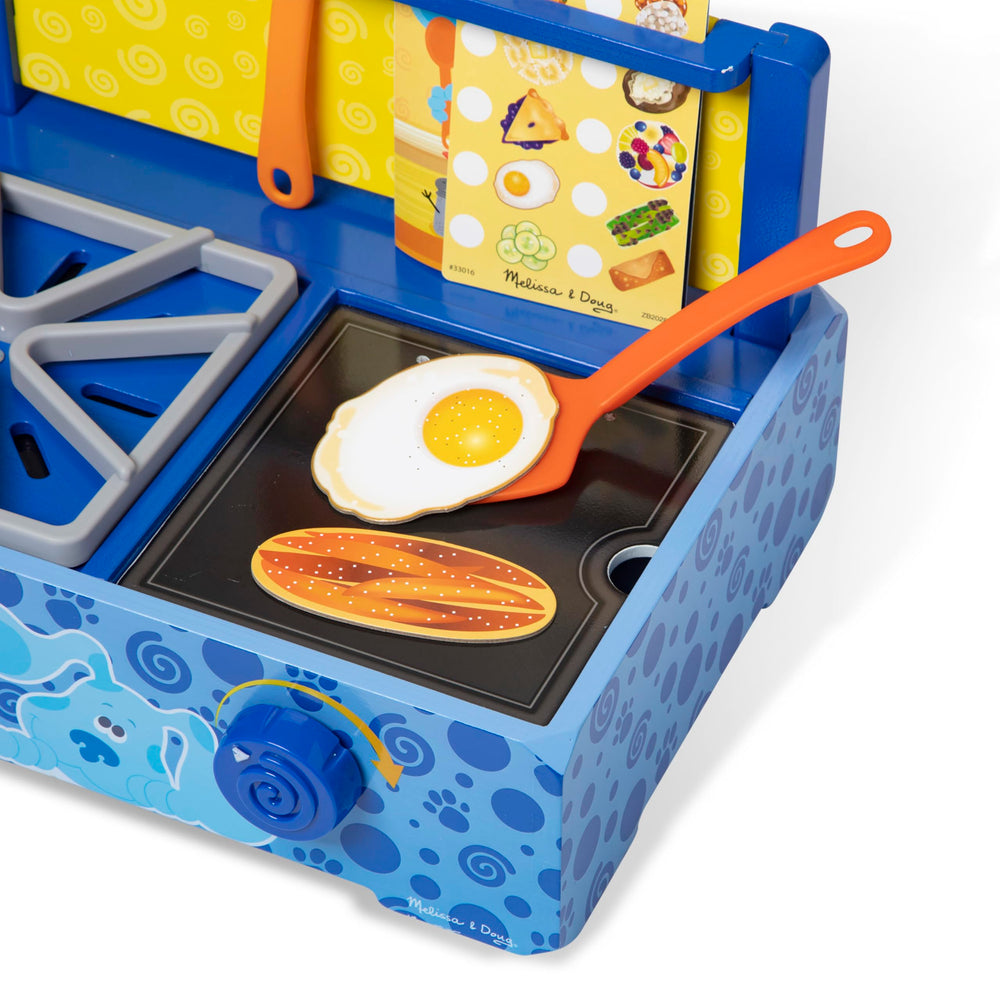 Melissa & Doug durable pot with lid for sturdy pretend meals