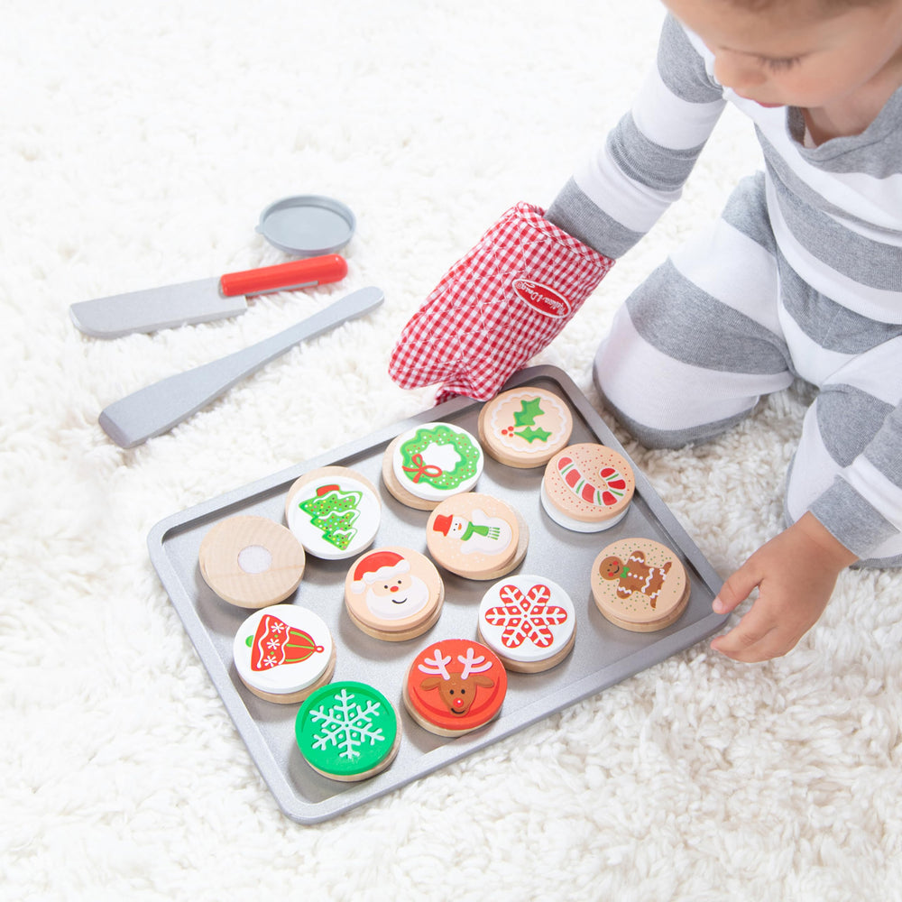 Melissa & Doug oven mitt protects hands during pretend kitchen time.