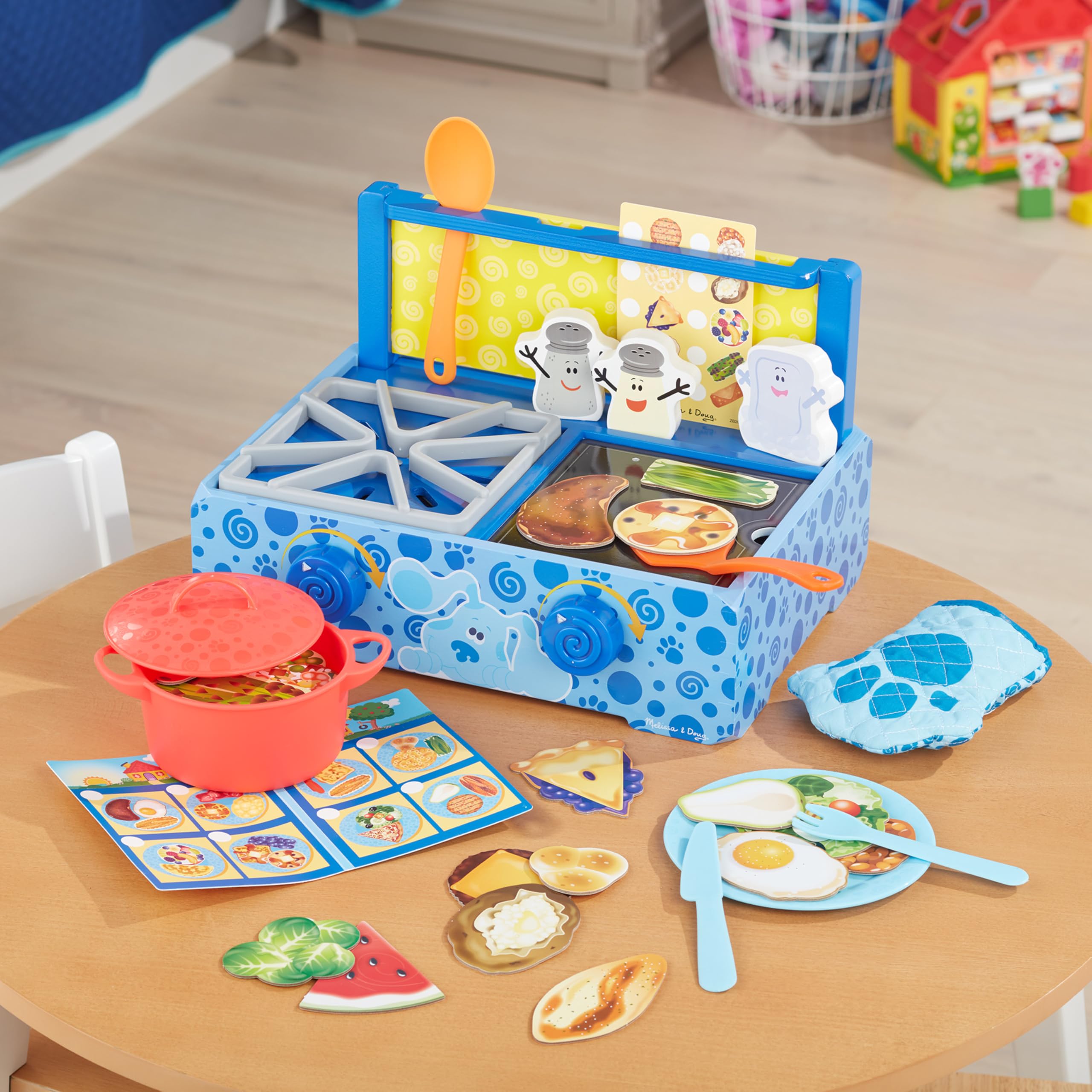 Melissa & Doug paw print oven mitt adds playful safety detail for little chefs