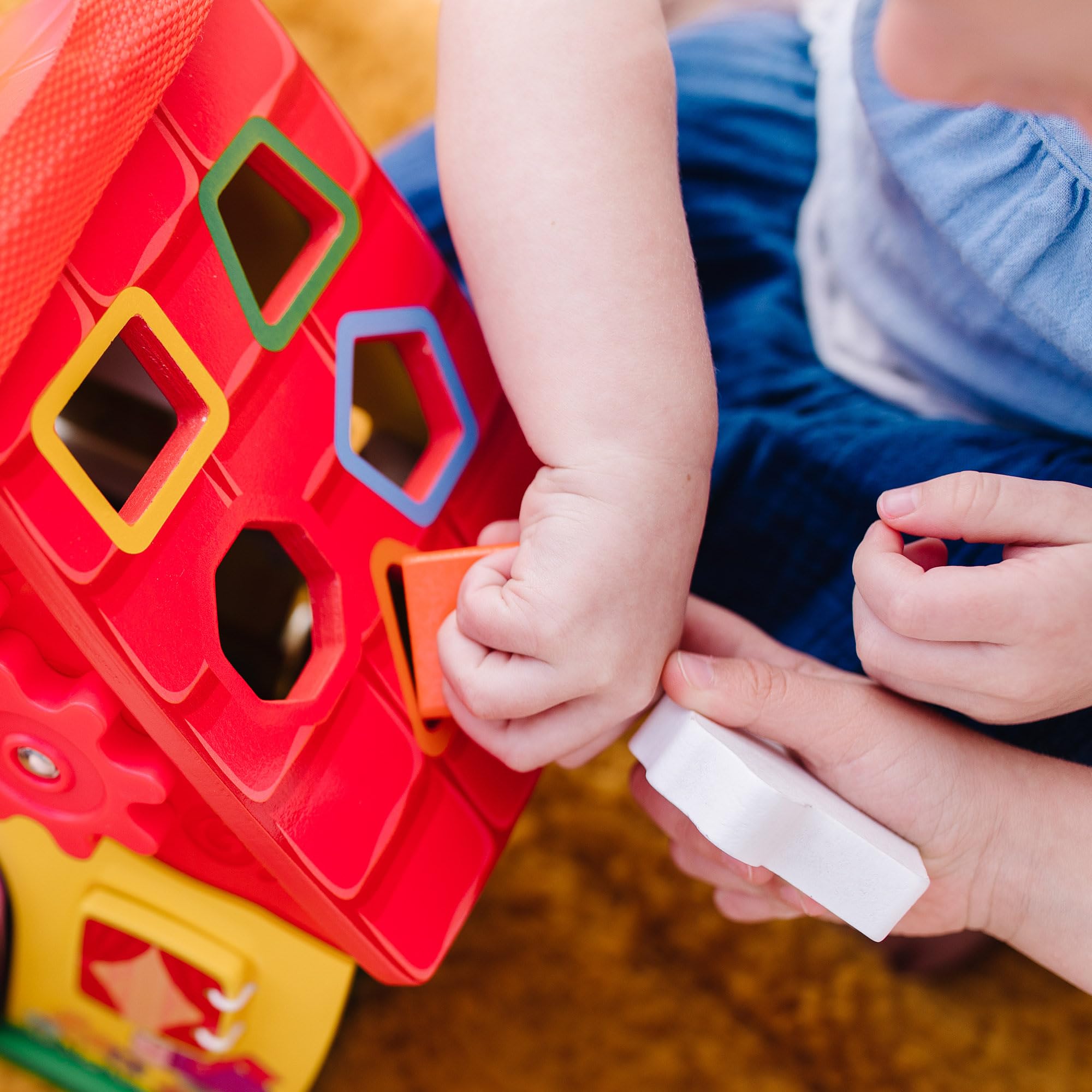Melissa & Doug sturdy take-along handle for travel-friendly fun.