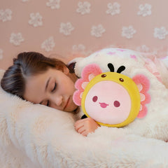 Mewaii axolotl bee plush texture close-up highlights squishy feel.