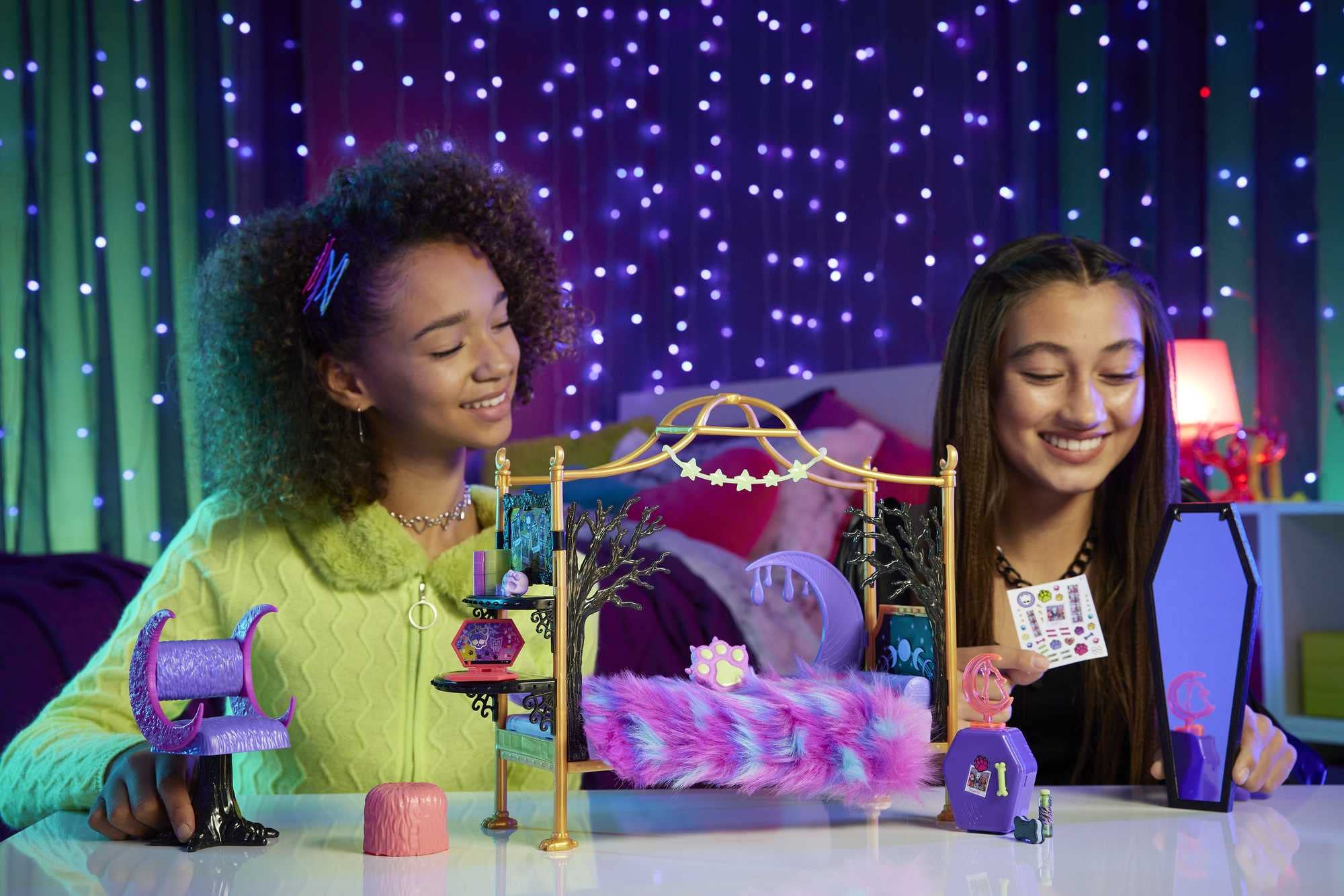 Monster High Clawdeen mirror enhances pretend grooming and storytelling.