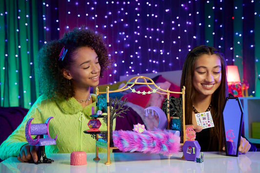 Monster High Clawdeen mirror enhances pretend grooming and storytelling.