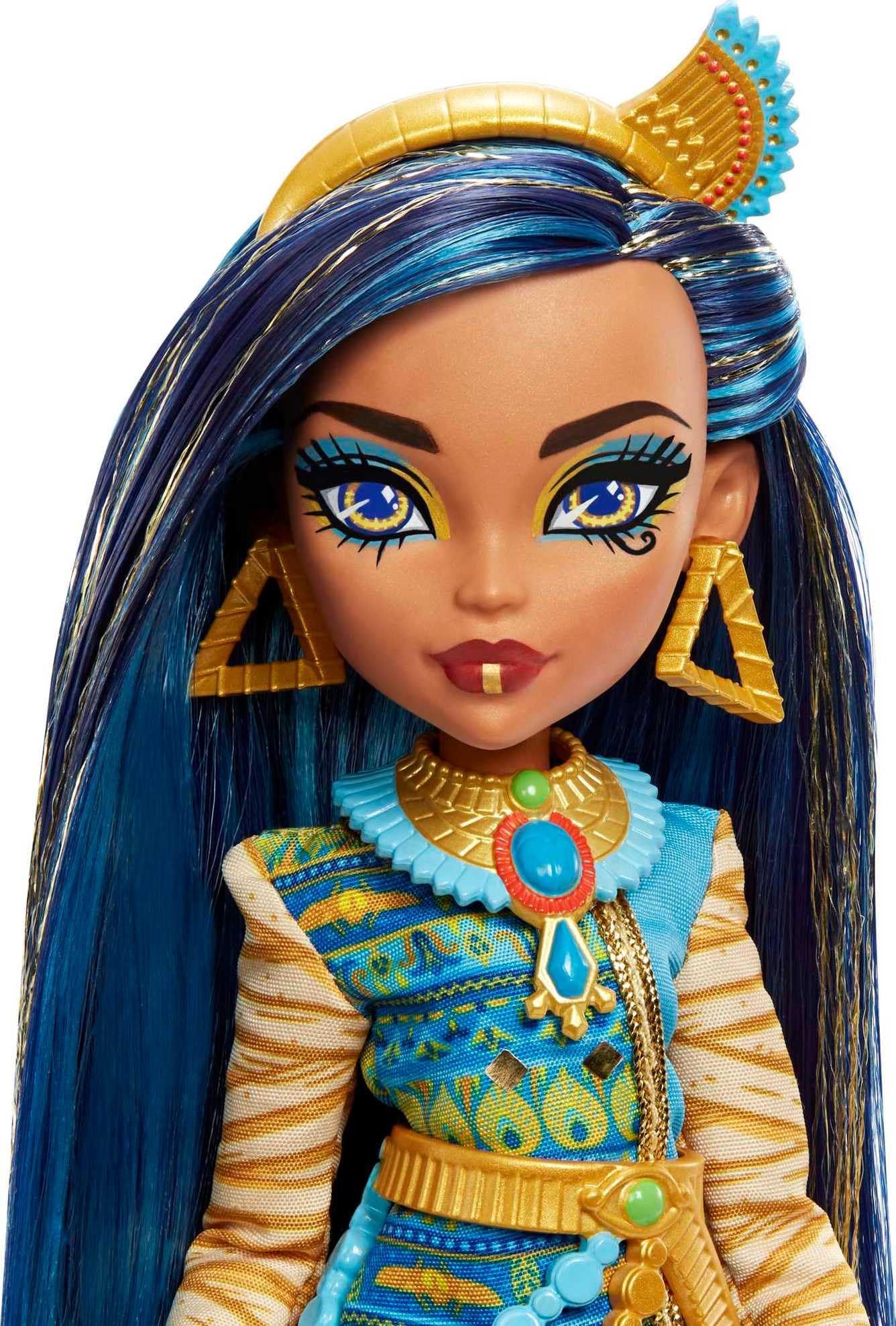Monster High Cleo De Nile scarab pyramid backpack enhances the royal look during playtime adventures.